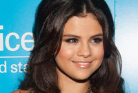 Selena-gomez-metallic-earth-tone-makeup-for-brunettes-side